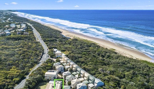Castaways Penthouse Noosa, Sea Views, Beachfront, Pool, Tennis.