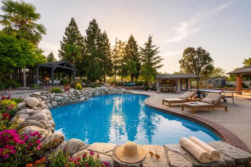 Casteel - 4,500 sq-ft retreat with a pool and hot tub in the middle of wine country!