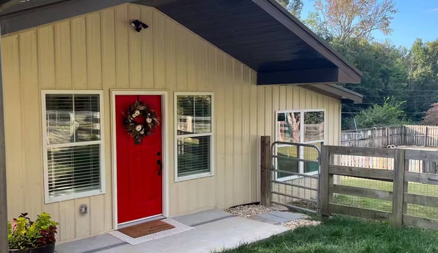 Casteel Cottage · Cozy Tennessee Retreat w/Firepit near Ocoee River