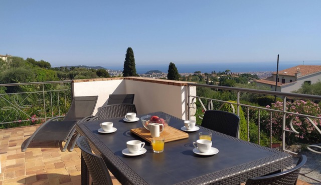 Castel Henry - Terrace with view and large garden