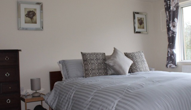 Castell Cottages: 3 stars. 400m to Caerphilly Castle 15 mins by train to Cardiff