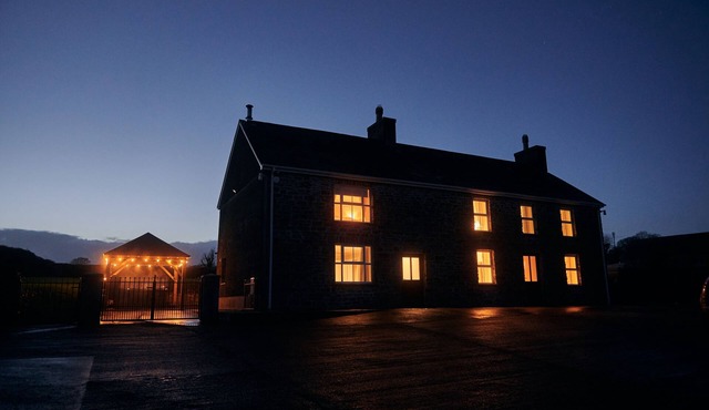 Castell Y Waun , Traditional Farmhouse With Hot Tub