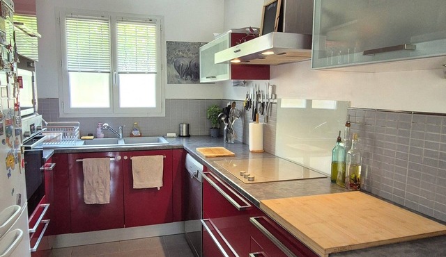 Castellan house with barbecue 10 minutes from the beach!