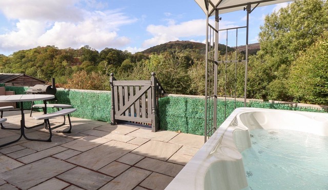 CASTELLOLWG, pet friendly, with a garden in Llangollen
