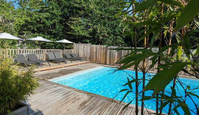 Castelwood: comfortable ecological chalets with swimming pool in the Dordogne.