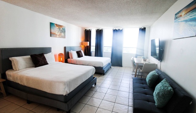 Castle 1205 Large modern corner unit with beach and pool access, gym, tennis, free parking