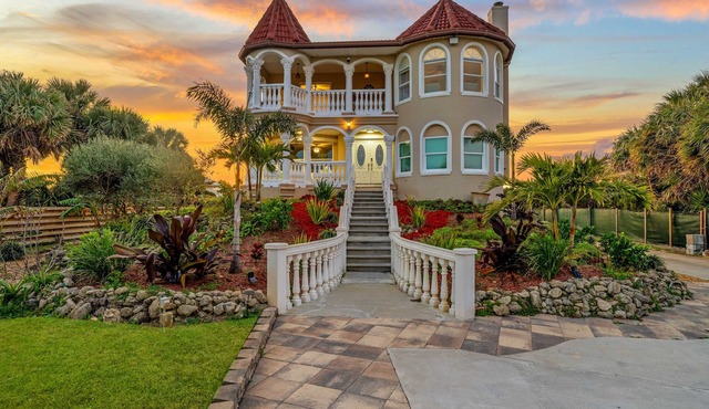 Castle, 2 mstrs, Pvt Pickleball, htd Pool/SPA, mini-golf, fish, dock, ping pong