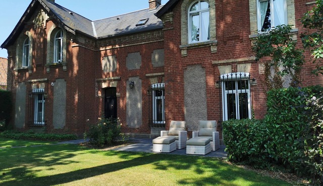 Castle and outbuildings, 19 bedrooms, 11 bathrooms, sleeps 35