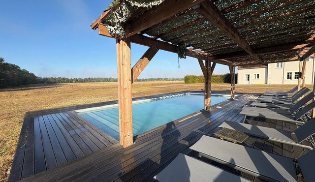 Castle Bizard 19p 10Br & 8 br, pool, Beauval