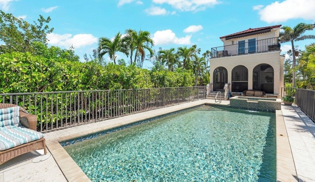 Castle By The Sea: Luxurious Beach Home on Lake!
