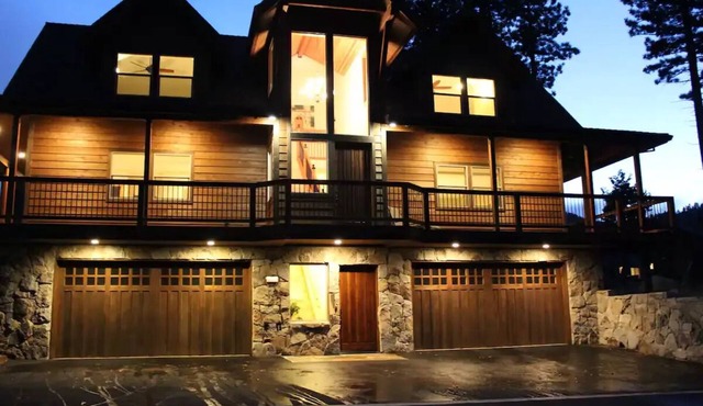 Castle-Cabin a Custom Vacation Home - Brand New.nn
