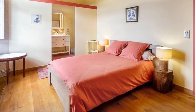 Castle 'Chambre 3' with Shared Terrace, Private Garden and Wi-Fi
