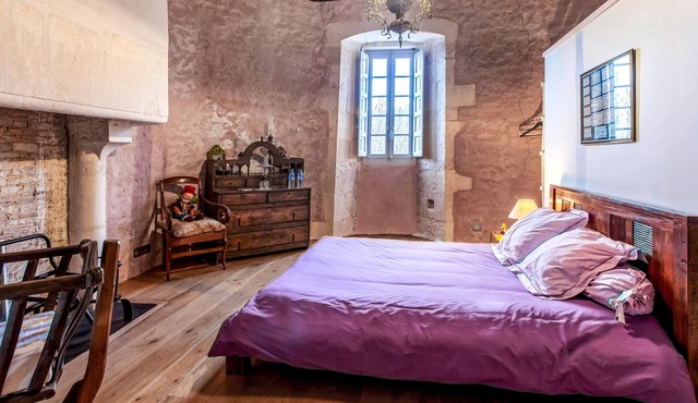 Castle 'Chambre 4' with Shared Terrace, Private Garden and Wi-Fi