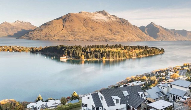 Castle Cliff Lodge | Spa Pool + Sauna | Games Room