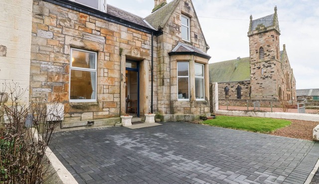 CASTLE CLIFF, pet friendly, character holiday cottage in Anstruther