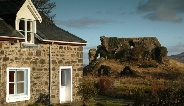 Castle Cottage. 2 Bedrooms. Sleeps 3.