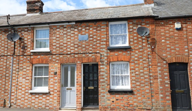 CASTLE COTTAGE, pet friendly, with a garden in Carisbrooke