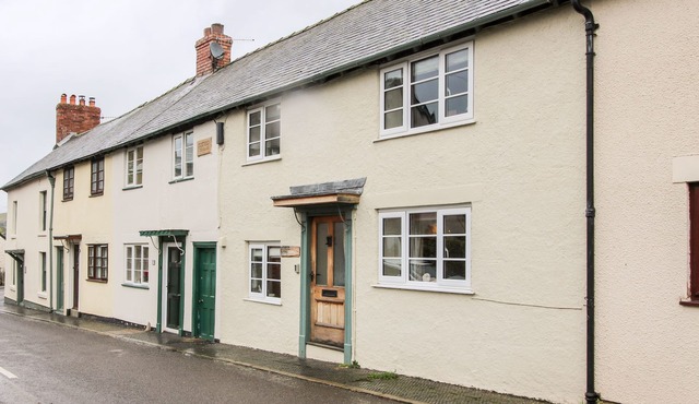 CASTLE COTTAGE, pet friendly, character holiday cottage in Clun