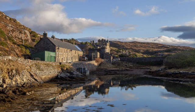 Castle Cottage - sleeps 6 guests in 3 bedrooms