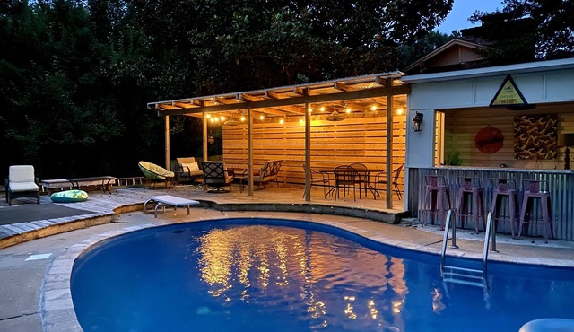 Castle Cove Bentonville.private home with pool across from Crystal Bridges