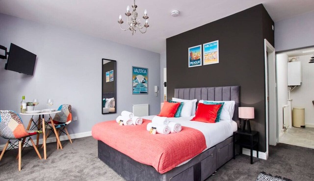 Castle Donington 1BR Apt| Gym Access, Near EMA