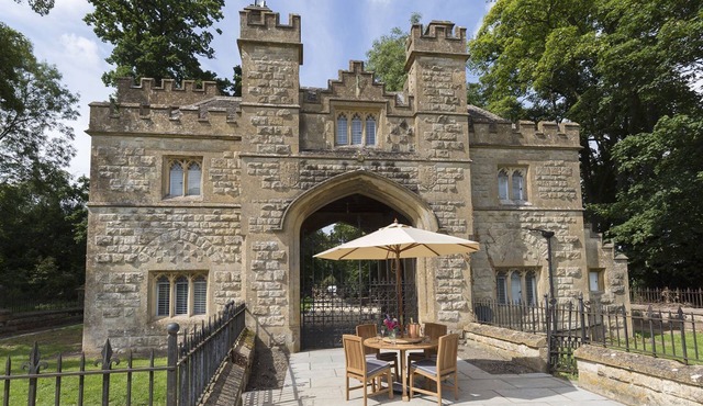 Castle Gatehouse - a sudeley castle cottage that sleeps 4 guests in 2 bedrooms