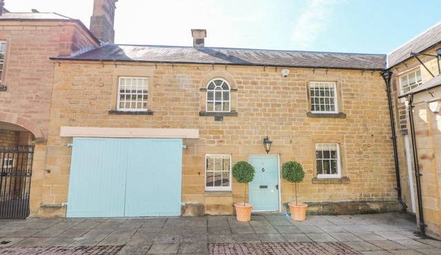 CASTLE HILL, character holiday cottage, with a garden in Bakewell