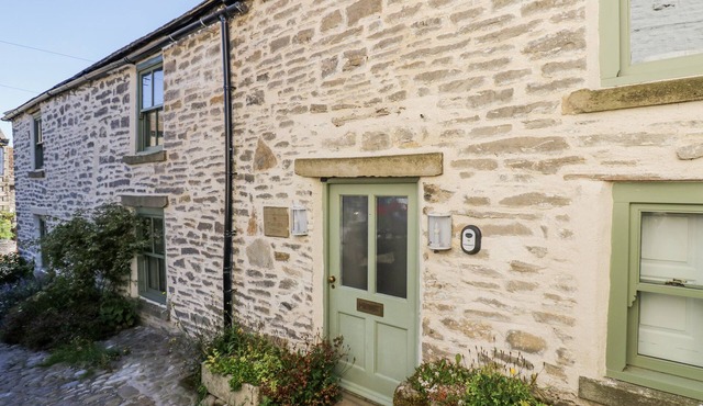 CASTLE HILL COTTAGE, pet friendly, with open fire in Middleham