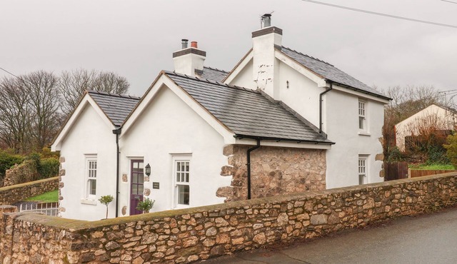 CASTLE HOUSE, pet friendly, character holiday cottage in Dyserth