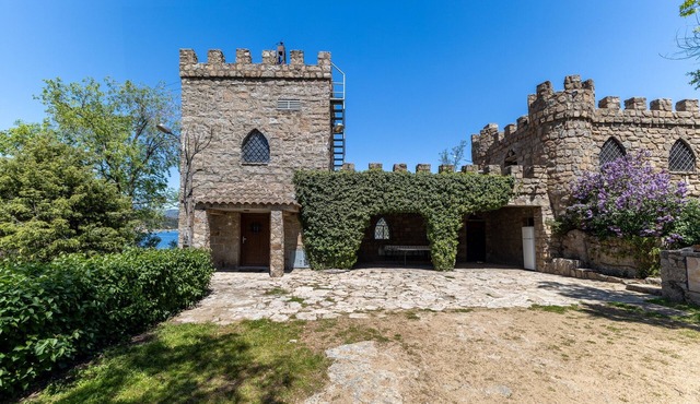 Castle 'Isla Del Burguillo' with Private Terrace, Private Garden and Wi-Fi