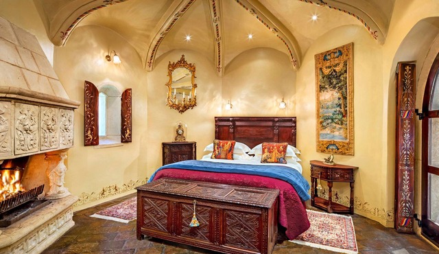 Castle Keep- Exceptionally Romantic Escape for 2 with open log fire.