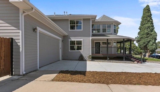 Castle Like, Modern 4-bedroom, 4.5 bathroom house with seasonal pool!