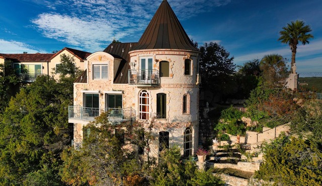 Castle middle apartment #2 ~ Villa del Sol! Sunset views-main basin Lake Travis!