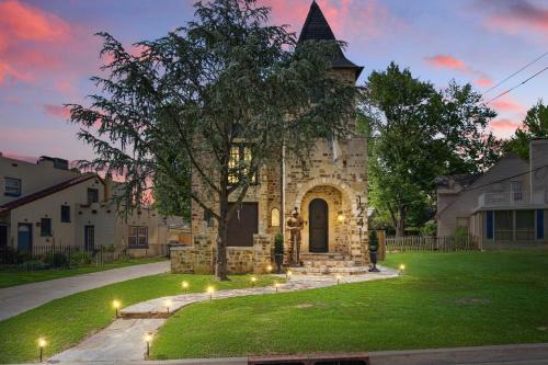 Castle Near Gathering Place Hot Tub & Fire Pit