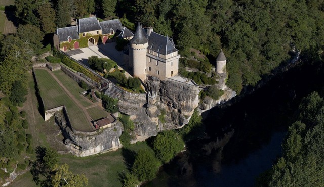 Castle perched 25m above the river, swimming pool & park, stove option