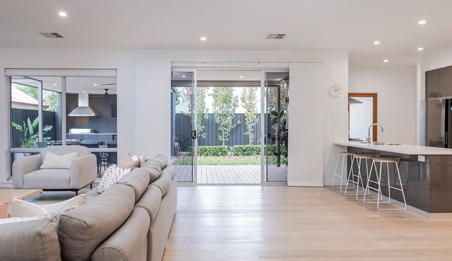 Castle - Pet Friendly, City Fringe, Office, Garage