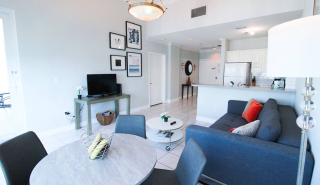 Castle Ph12 Bay View Penthouse, Pool, Gym and Beach Access, and Free valet parking!