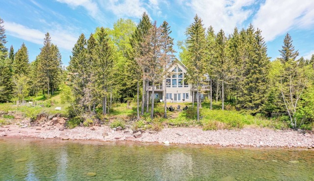 Castle Rock Lutsen Minnesota vacation rental for large groups on lake