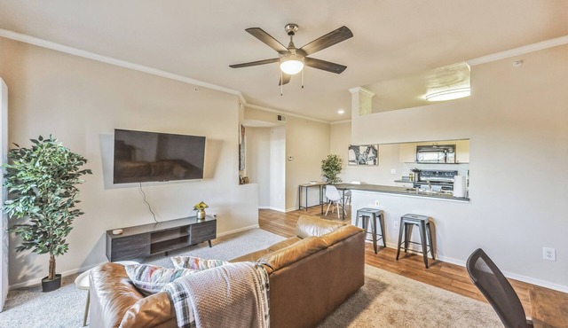 Castle Rock Retreat w/queen bed, pool & hot tub
