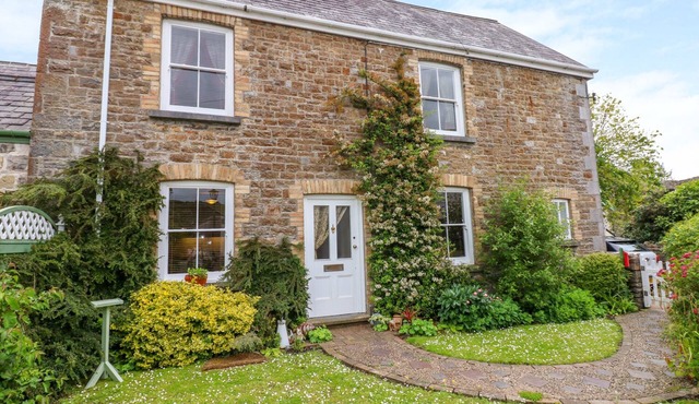 CASTLE SCHOOL HOUSE, pet friendly, with a garden in Kidwelly