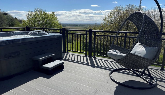 CASTLE TOP HAVEN, luxury holiday cottage, with hot tub in Caistor