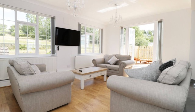 CASTLE TOP RETREAT, family friendly in Nettleton, Lincolnshire