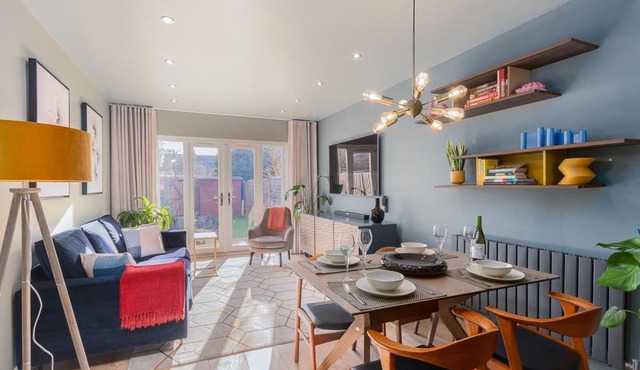 Castle Townhouse Kenilworth - Private Parking - 24 Hr Gym Access - Town Centre