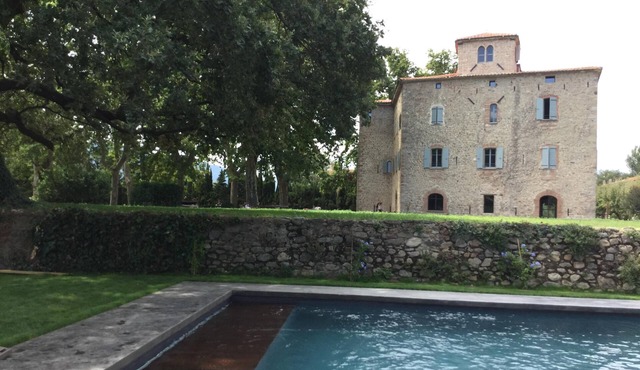 Castle twelfth renovated, luxury, charm, comfort, swimming pool, 15 mn sea, sleeps 25