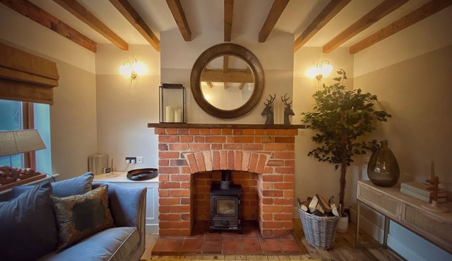 Castle View by Peakes Retreats. Romantic, Cosy Cottage in Historical Tutbury