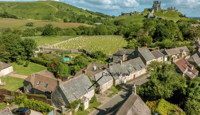 Castle View House, Corfe Castle, Sleeps 9 & baby