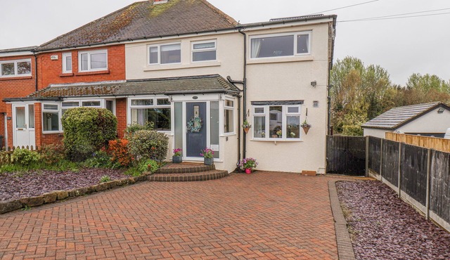 CASTLE VIEW, pet friendly, character holiday cottage in Burniston