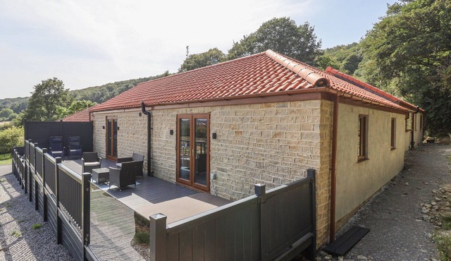 CASTLE VIEW, pet friendly, with hot tub in Scarborough