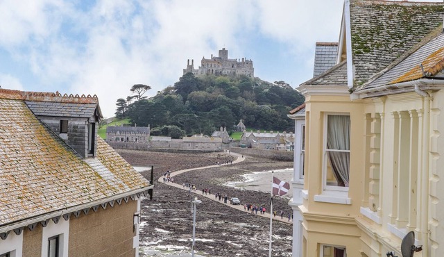 CASTLE VIEW, pet friendly, country holiday cottage in Marazion