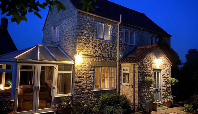 CASTLE VIEW, pet friendly, character holiday cottage in Helmsley